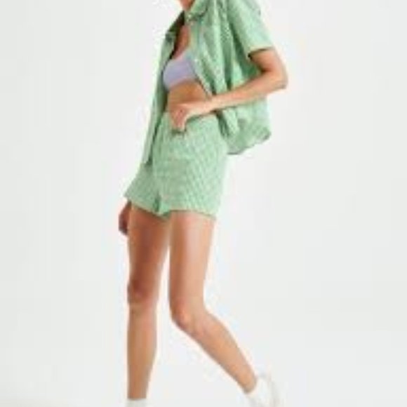 Aritzia "Eliza" shorts in size Medium -NWT - Picture 1 of 6